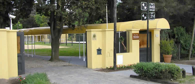 foto de acceso a la institución